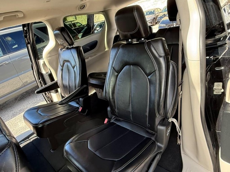 Chrysler Pacifica Vehicle Full-screen Gallery Image 20