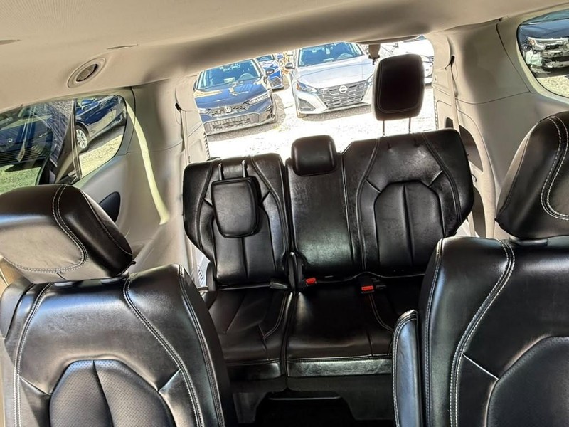 Chrysler Pacifica Vehicle Full-screen Gallery Image 21