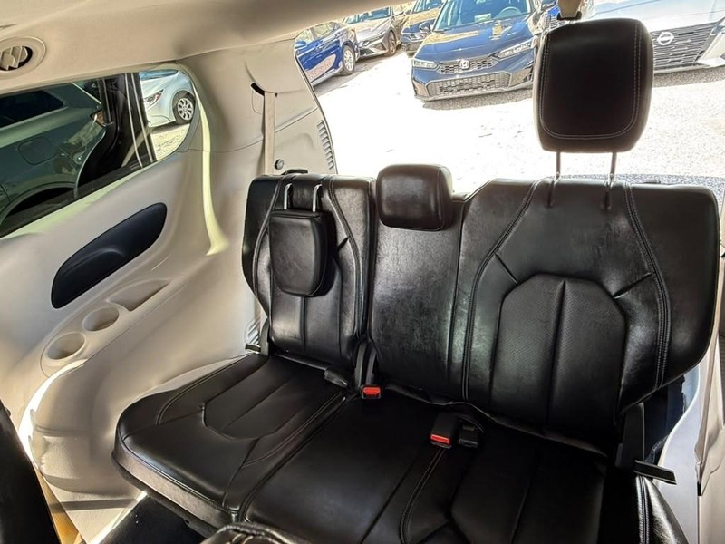 Chrysler Pacifica Vehicle Full-screen Gallery Image 22