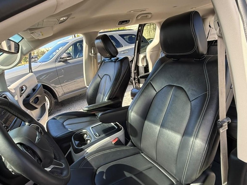 Chrysler Pacifica Vehicle Full-screen Gallery Image 23