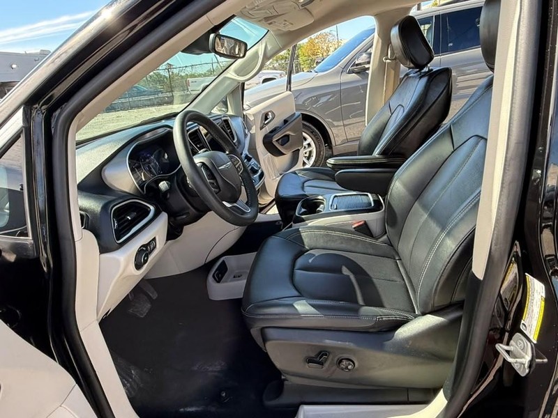 Chrysler Pacifica Vehicle Full-screen Gallery Image 24