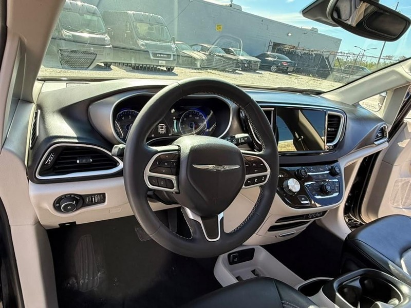 Chrysler Pacifica Vehicle Full-screen Gallery Image 25