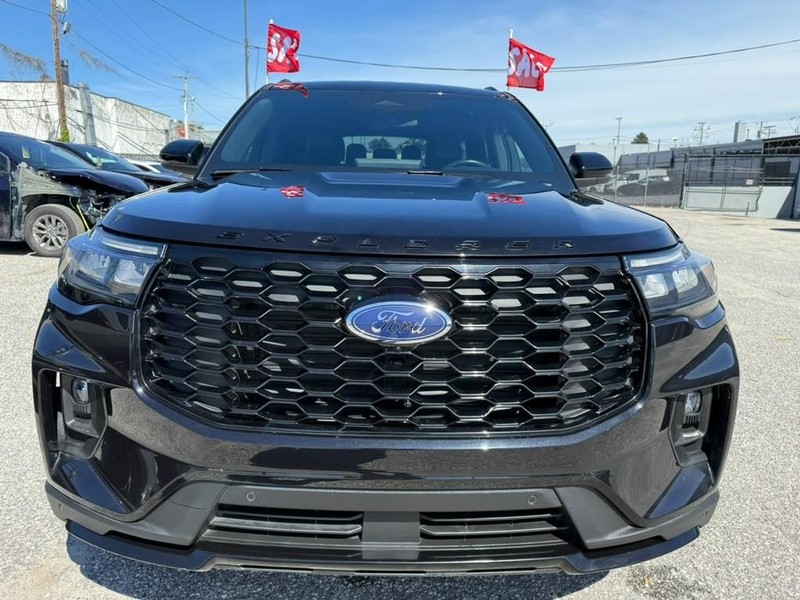 Ford Explorer Vehicle Full-screen Gallery Image 2