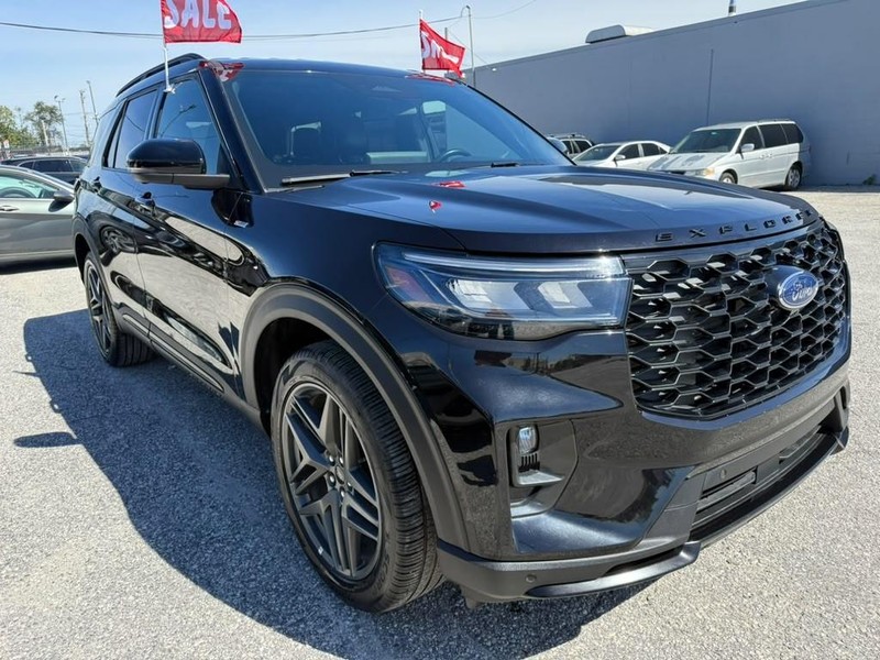 Ford Explorer Vehicle Full-screen Gallery Image 3