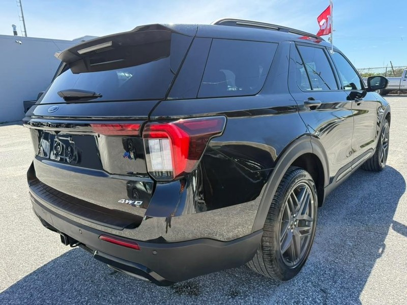 Ford Explorer Vehicle Full-screen Gallery Image 5