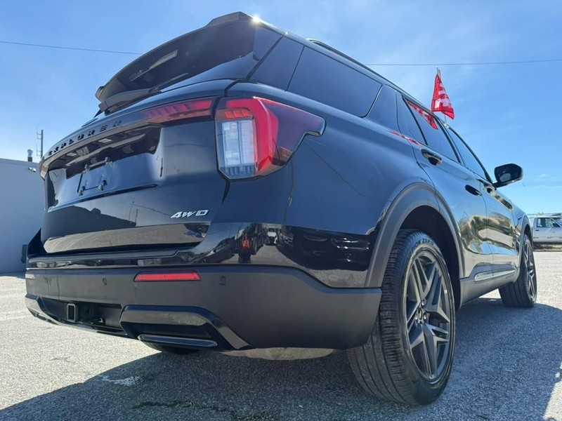 Ford Explorer Vehicle Full-screen Gallery Image 6