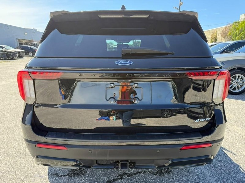 Ford Explorer Vehicle Full-screen Gallery Image 7