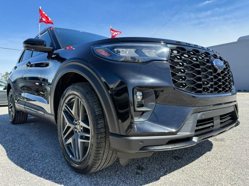 Ford Explorer Vehicle Full-screen Gallery Image 8