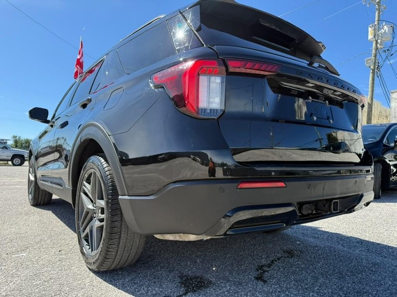Ford Explorer Vehicle Full-screen Gallery Image 9