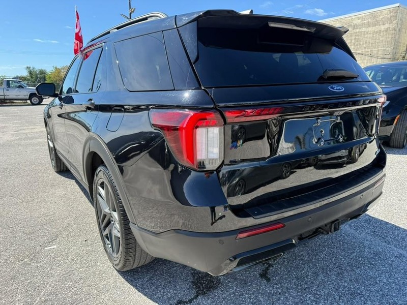 Ford Explorer Vehicle Full-screen Gallery Image 10