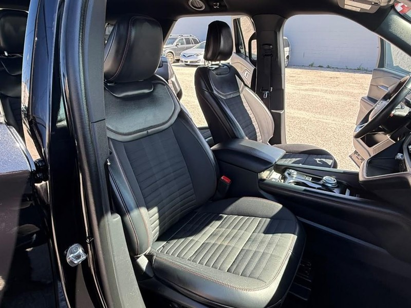 Ford Explorer Vehicle Full-screen Gallery Image 11