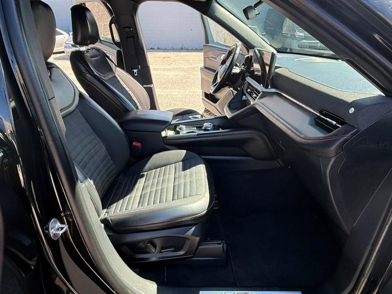 Ford Explorer Vehicle Full-screen Gallery Image 12