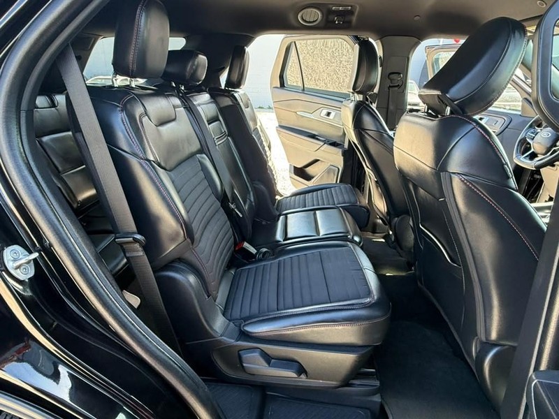 Ford Explorer Vehicle Full-screen Gallery Image 14
