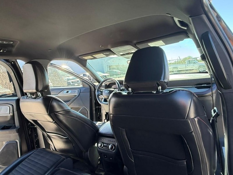 Ford Explorer Vehicle Full-screen Gallery Image 15
