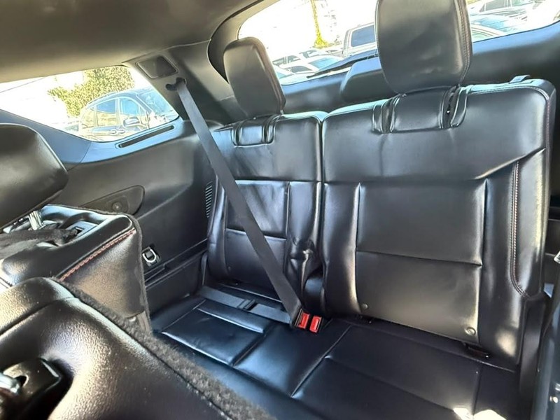 Ford Explorer Vehicle Full-screen Gallery Image 16