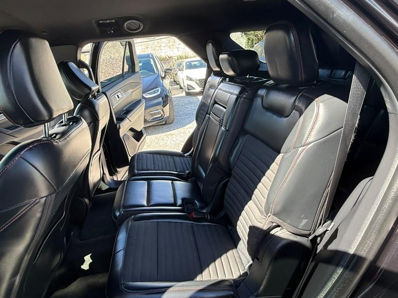 Ford Explorer Vehicle Full-screen Gallery Image 17