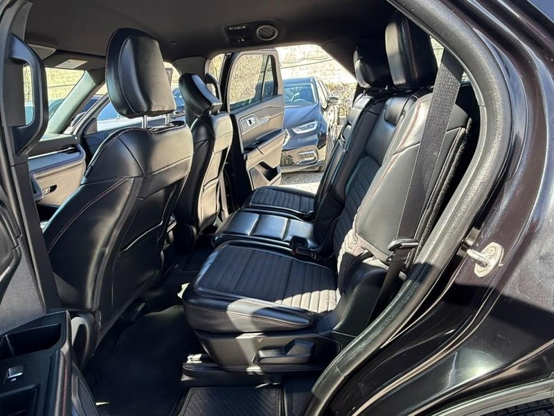 Ford Explorer Vehicle Full-screen Gallery Image 19