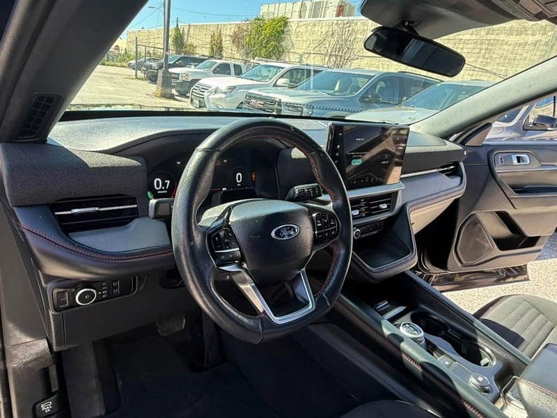 Ford Explorer Vehicle Full-screen Gallery Image 20