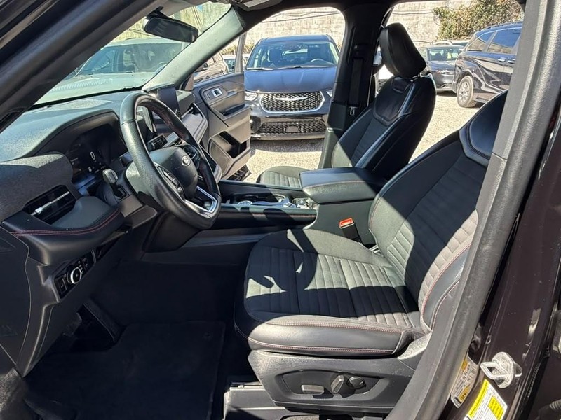 Ford Explorer Vehicle Full-screen Gallery Image 22