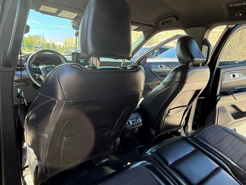Ford Explorer Vehicle Full-screen Gallery Image 23