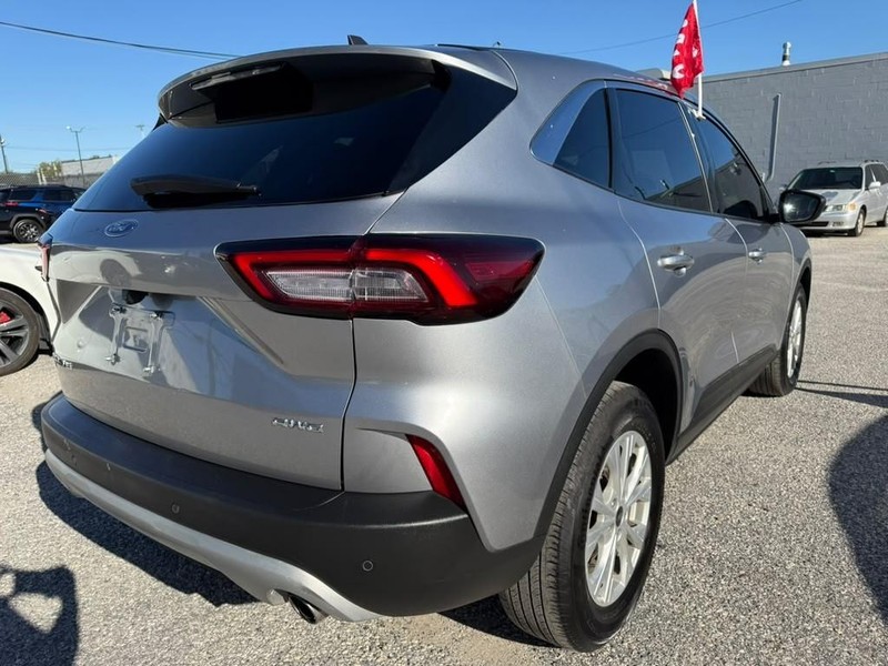 Ford Escape Vehicle Full-screen Gallery Image 3