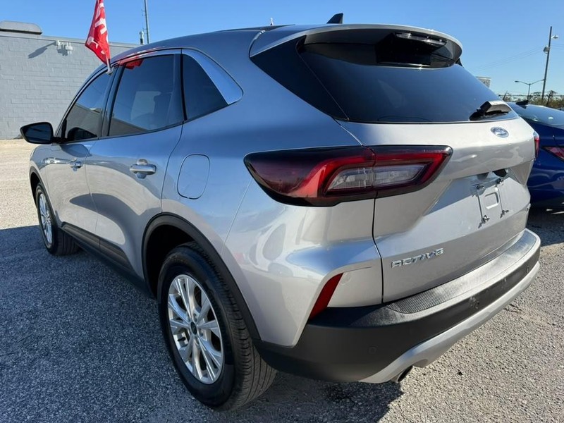Ford Escape Vehicle Full-screen Gallery Image 5