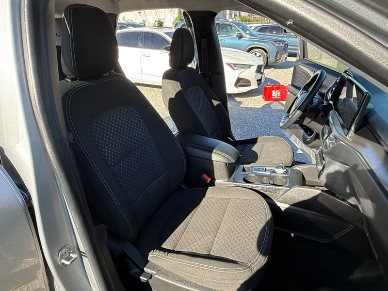 Ford Escape Vehicle Full-screen Gallery Image 7