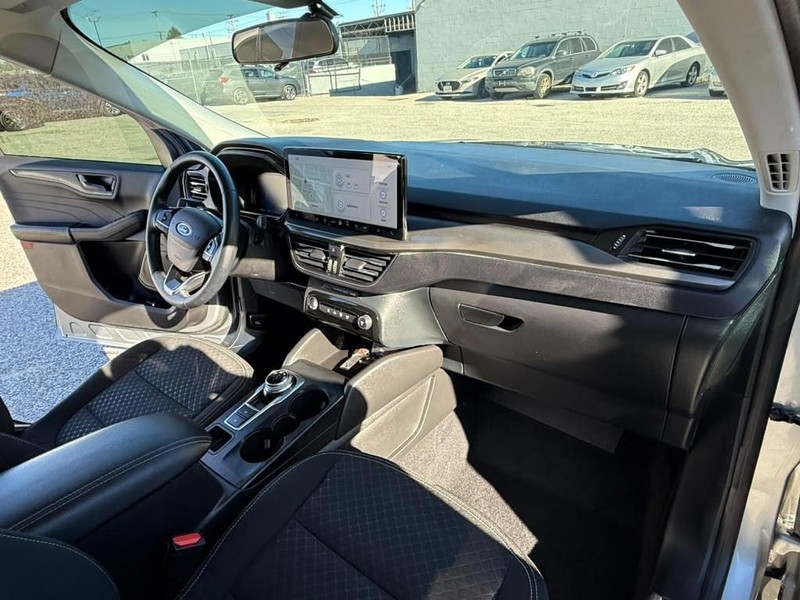 Ford Escape Vehicle Full-screen Gallery Image 8
