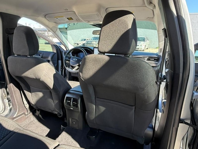 Ford Escape Vehicle Full-screen Gallery Image 9