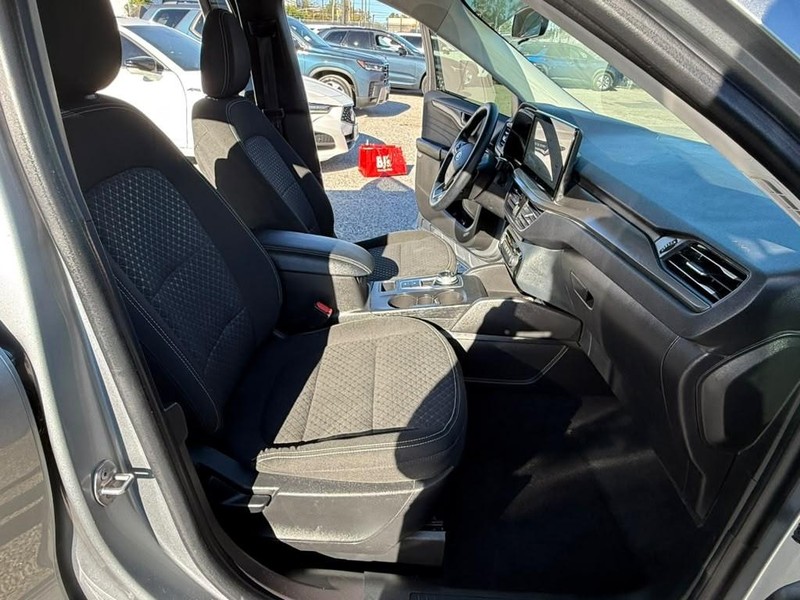 Ford Escape Vehicle Full-screen Gallery Image 10