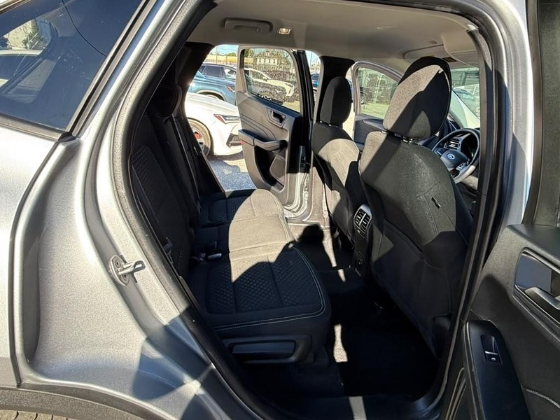 Ford Escape Vehicle Full-screen Gallery Image 11