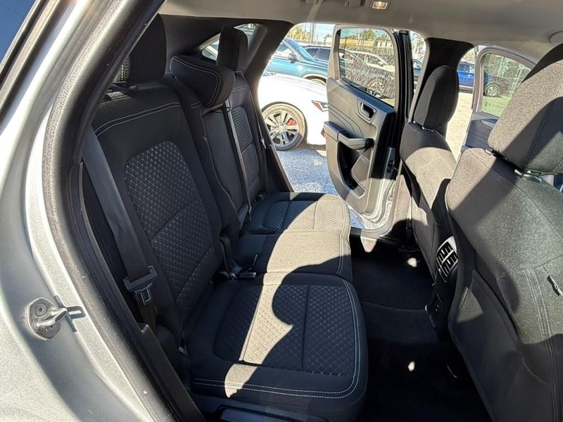 Ford Escape Vehicle Full-screen Gallery Image 12