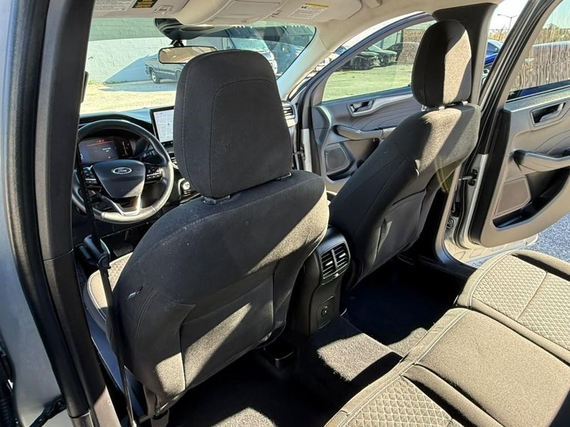Ford Escape Vehicle Full-screen Gallery Image 13