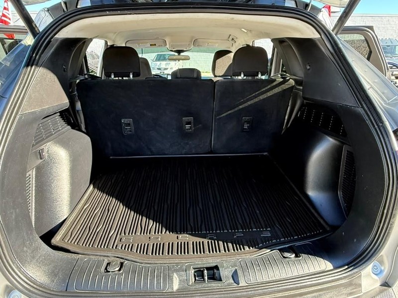 Ford Escape Vehicle Full-screen Gallery Image 14