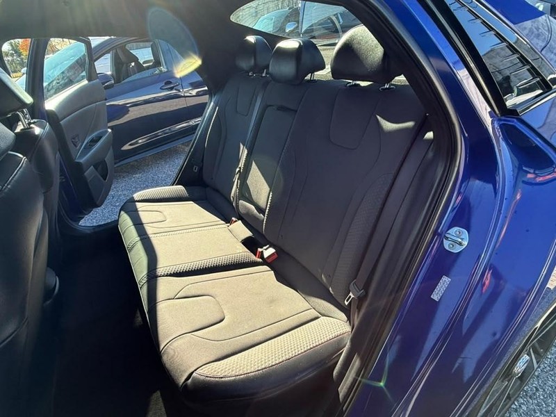 Hyundai Elantra Vehicle Full-screen Gallery Image 5