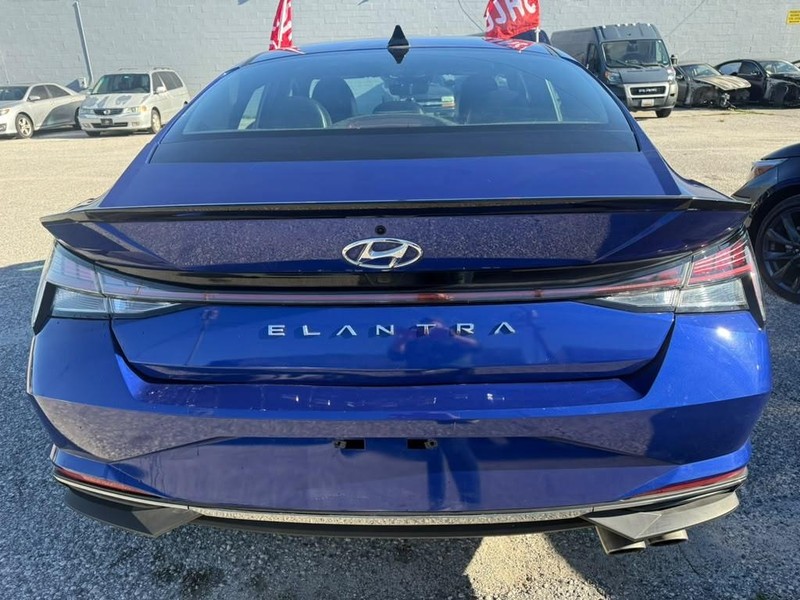 Hyundai Elantra Vehicle Full-screen Gallery Image 10