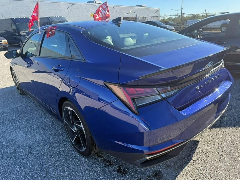 Hyundai Elantra Vehicle Full-screen Gallery Image 11
