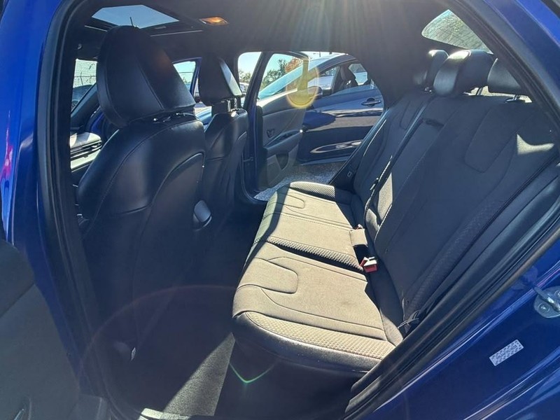 Hyundai Elantra Vehicle Full-screen Gallery Image 13