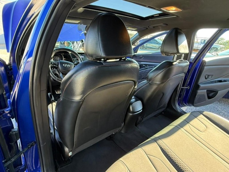 Hyundai Elantra Vehicle Full-screen Gallery Image 14