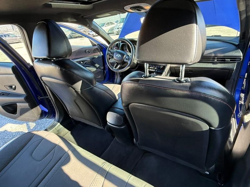 Hyundai Elantra Vehicle Full-screen Gallery Image 15
