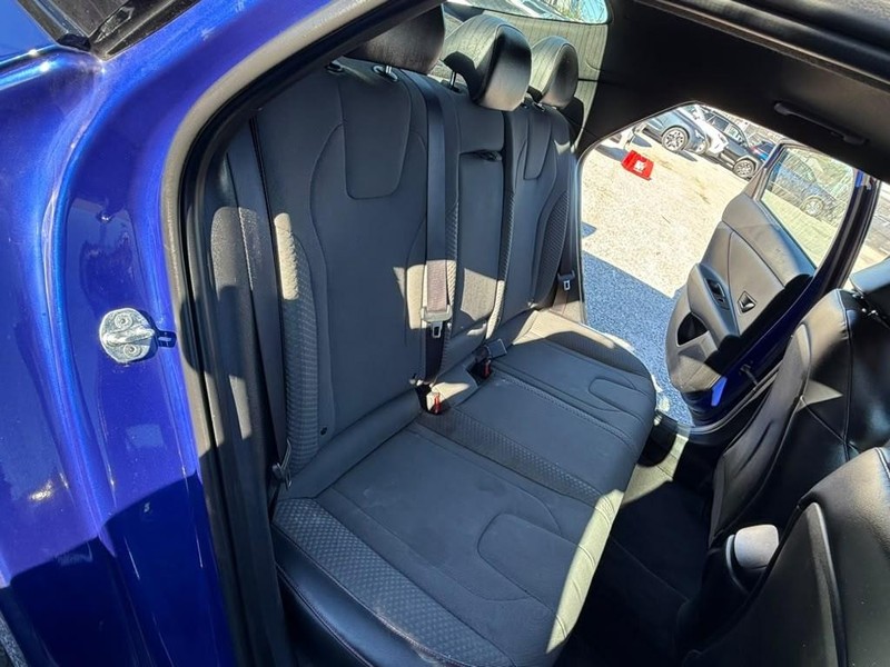 Hyundai Elantra Vehicle Full-screen Gallery Image 16