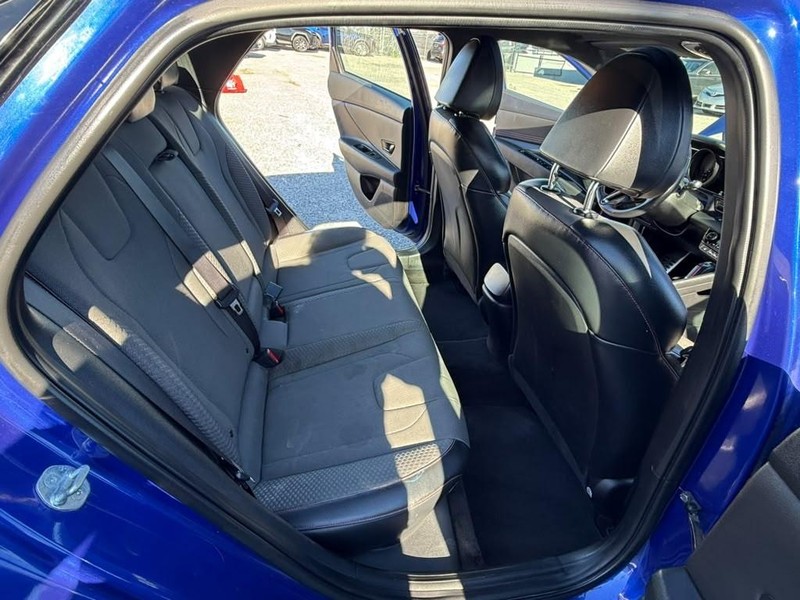 Hyundai Elantra Vehicle Full-screen Gallery Image 17