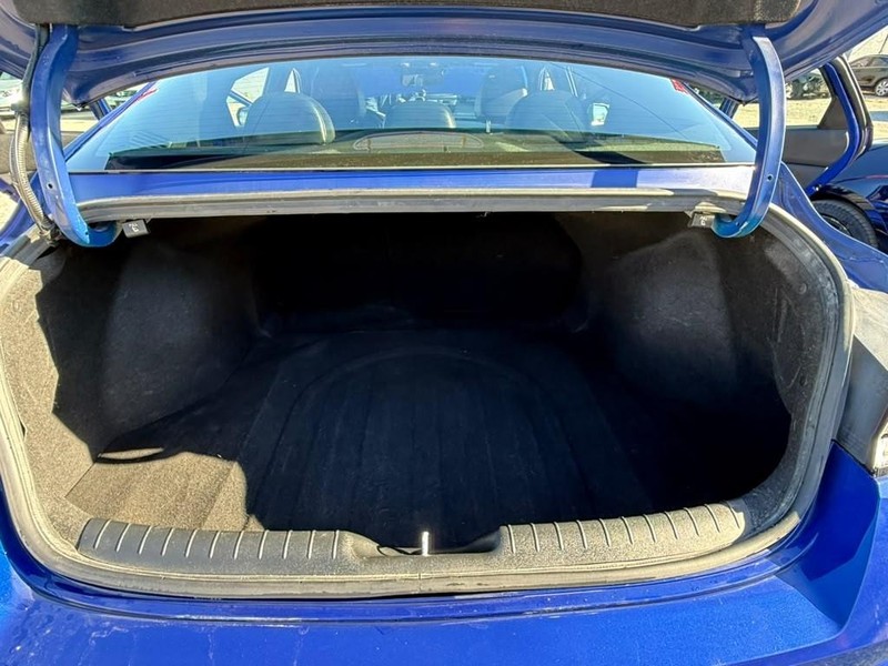Hyundai Elantra Vehicle Full-screen Gallery Image 18
