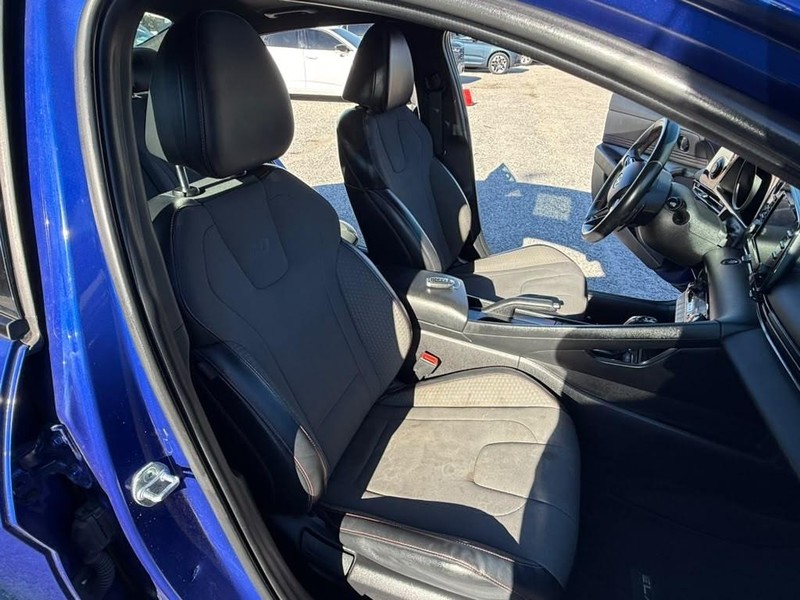 Hyundai Elantra Vehicle Full-screen Gallery Image 19