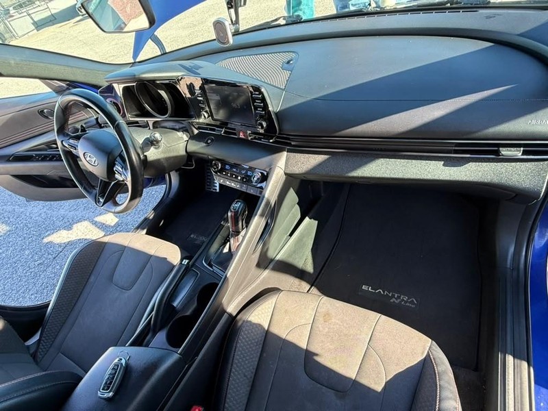 Hyundai Elantra Vehicle Full-screen Gallery Image 20