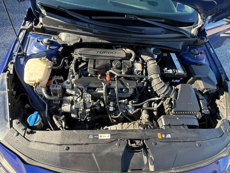 Hyundai Elantra Vehicle Full-screen Gallery Image 21