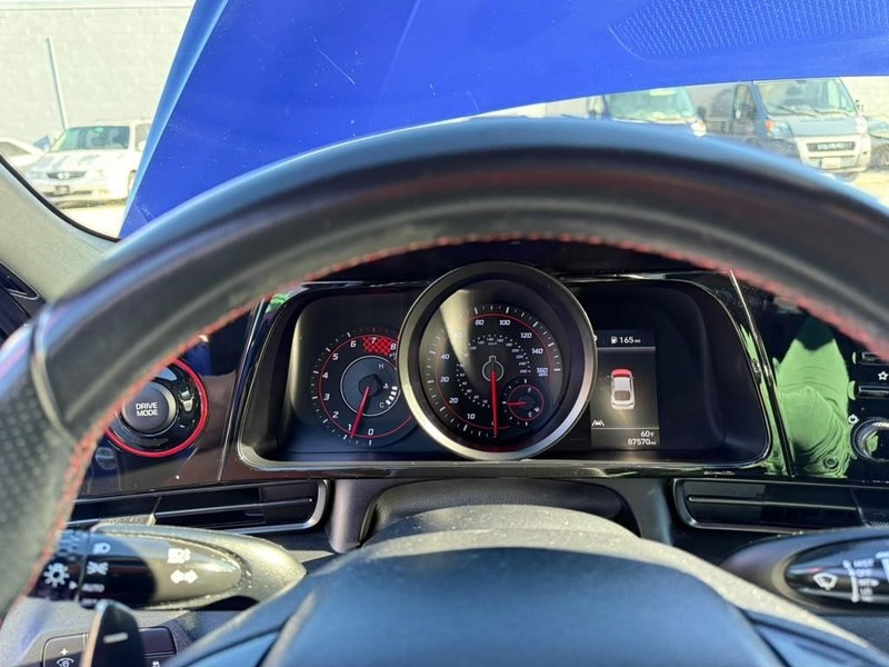 Hyundai Elantra Vehicle Full-screen Gallery Image 22
