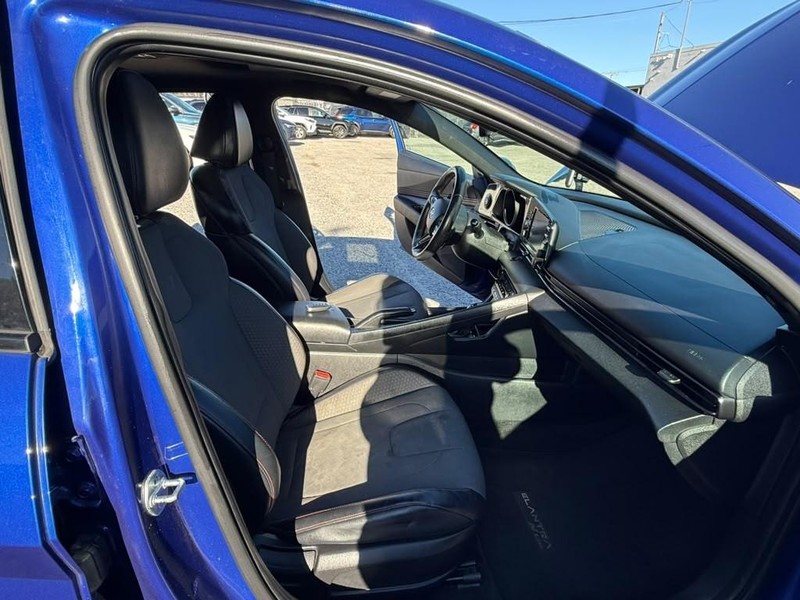 Hyundai Elantra Vehicle Full-screen Gallery Image 23