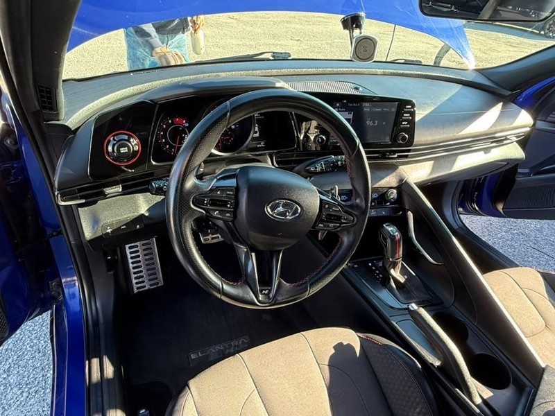 Hyundai Elantra Vehicle Full-screen Gallery Image 24