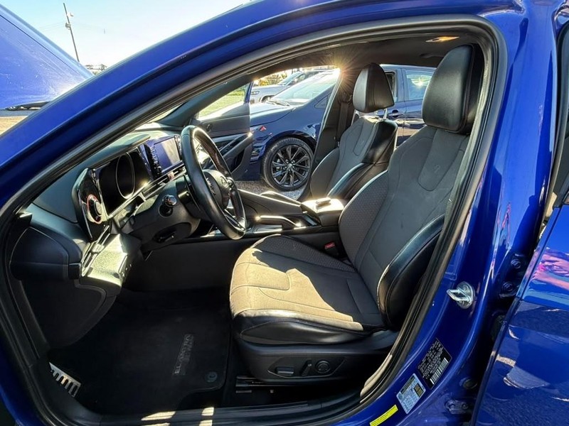 Hyundai Elantra Vehicle Full-screen Gallery Image 26